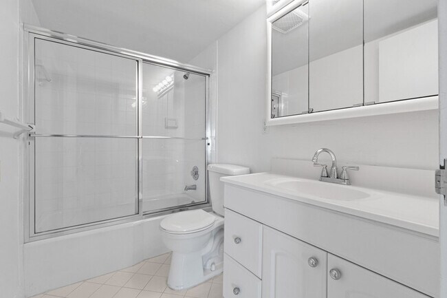 Full bathroom2 - 1501 S Flagler Dr