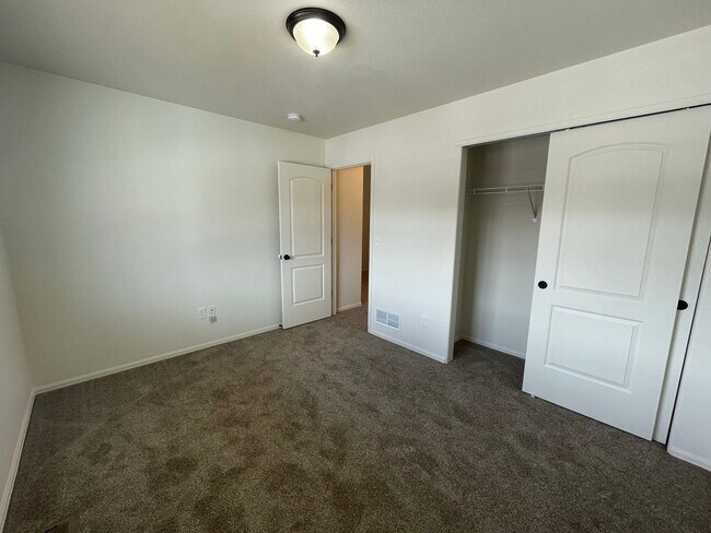 Building Photo - Low-Maintenance 3BR Ranch in Johnstown Far...