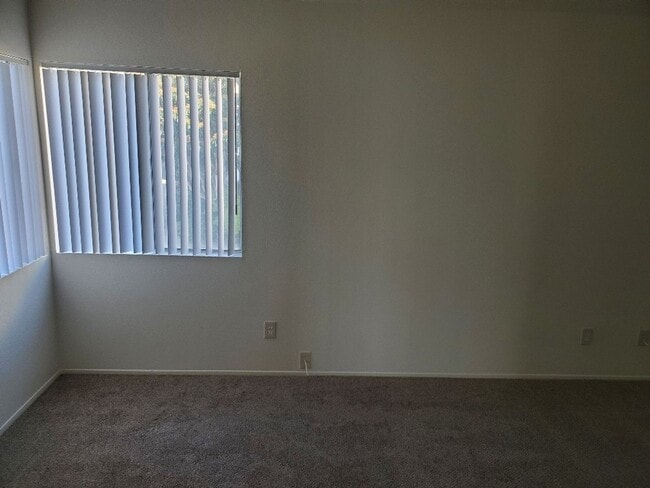 Building Photo - 2 Bedroom - 2.5 Bathroom Condo in gated co...