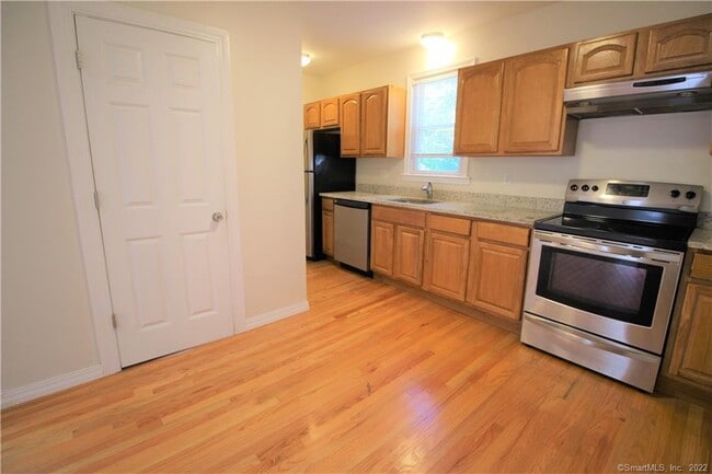 Building Photo - 153 Quaker Ln S
