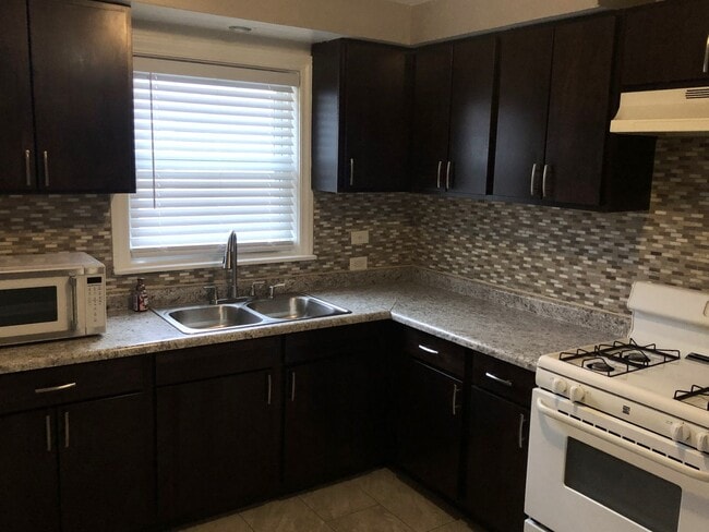 Building Photo - Great Home Beautiful Bathrooms/Kitchen! Fe...