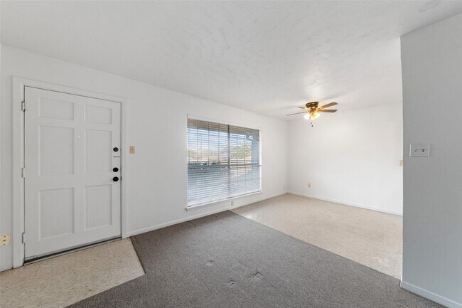 Building Photo - 926 E 14th St