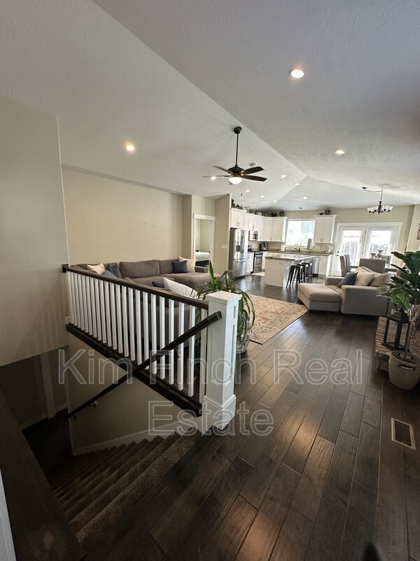 Building Photo - 201 Red Pine Dr
