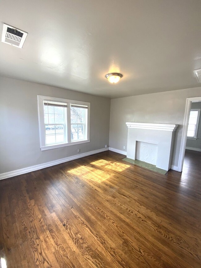 Building Photo - Upstairs 1 bed 1 bath in Linnwood Place Ad...