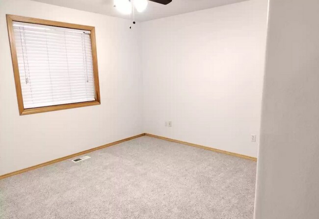 Building Photo - Spacious, updated home with A/C in SW Bend!