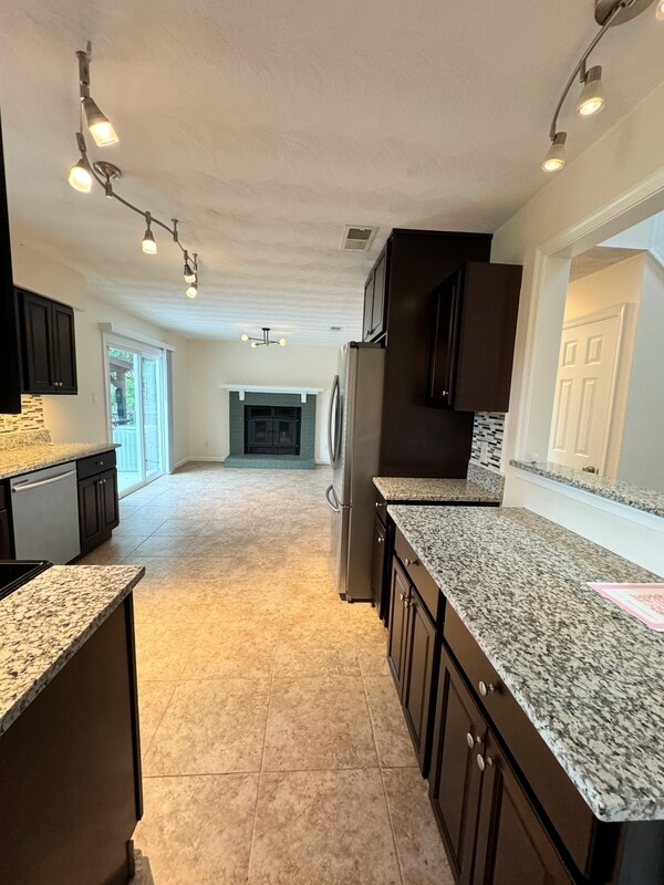 Building Photo - 3021 Glastonbury Dr