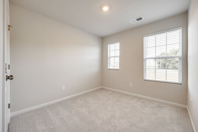 Building Photo - Beautiful 3-bedroom, 3.5 bath townhome in ...