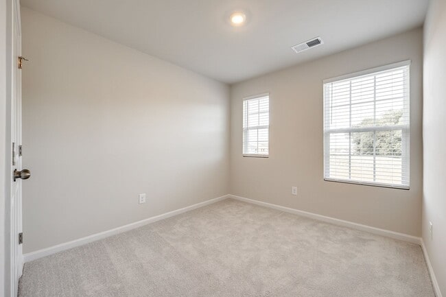 Building Photo - Beautiful 3-bedroom, 3.5 bath townhome in Elizabeth of fabulous Fort Mill!!