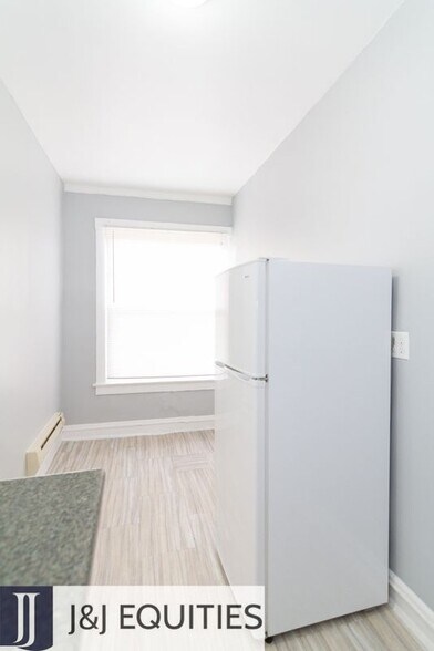 Building Photo - 3263 W Wrightwood Ave