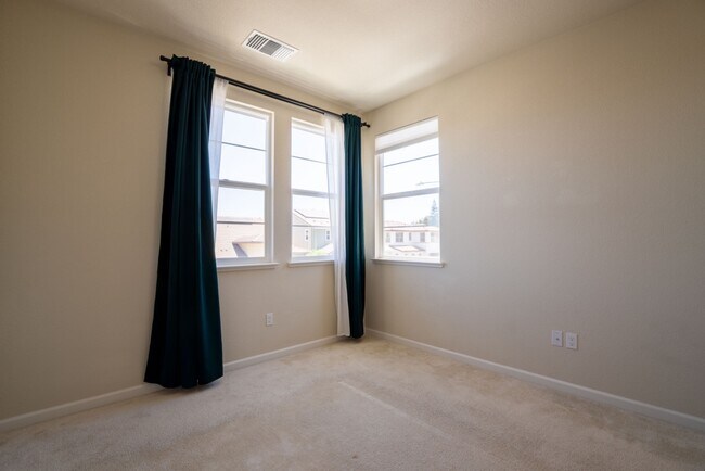 Building Photo - 3625 Blue Bird Dr