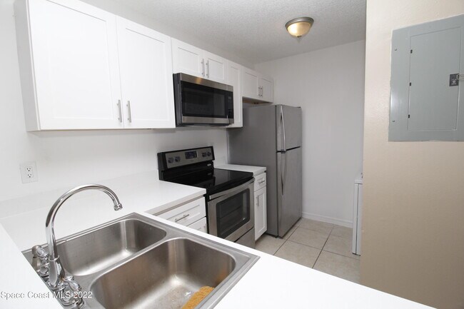 Building Photo - 1021 Abada Ct NE