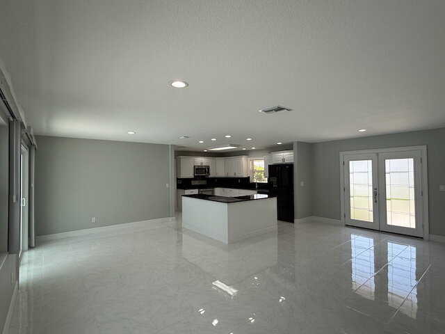 Building Photo - Remodeled Pool Home Located in the Very De...