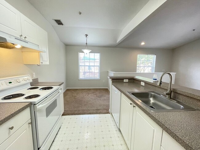 Building Photo - 1 Bedroom / 1 Bath Condo in Gated Community, Available Now!