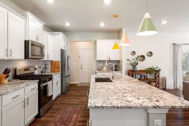 Building Photo - Gorgeous modern craftsman home in South Raleigh!