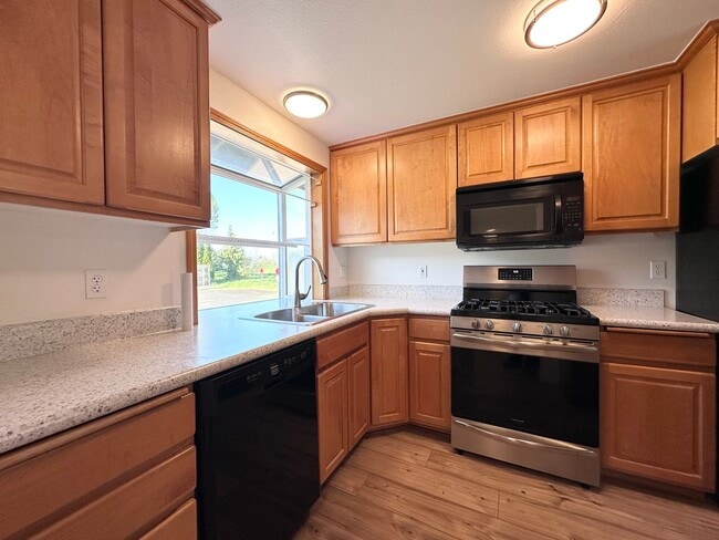 Building Photo - Newly Renovated Single-Family Home in Gresham! 3 Bed/1 Bath w/ Double Car Garage!