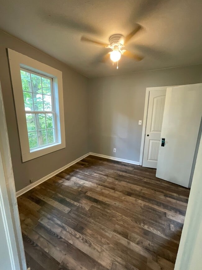 Building Photo - 1 bedroom/ bath duplex