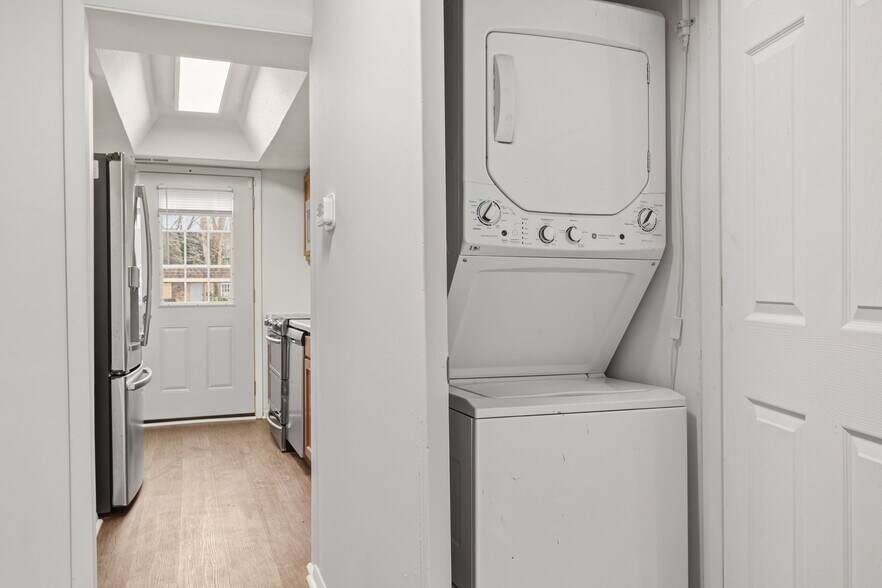 Building Photo - 7488 Country Brook Dr