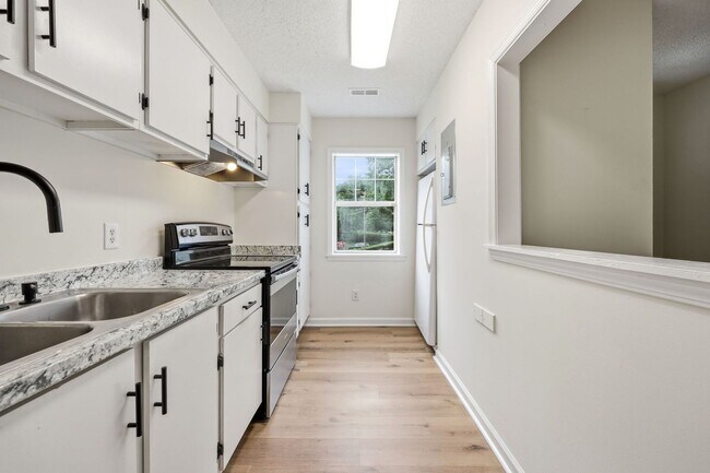 Building Photo - Updated 2BR Townhome in Prime Chapel Hill Location with Pool & Tennis!