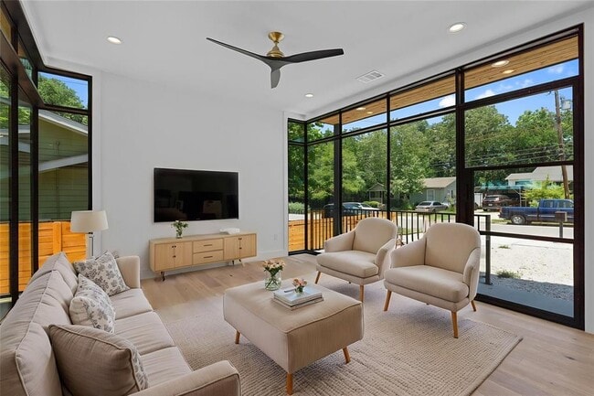 Building Photo - 909 Payne Ave