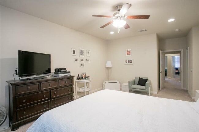 Building Photo - 6814 E Riverside Dr