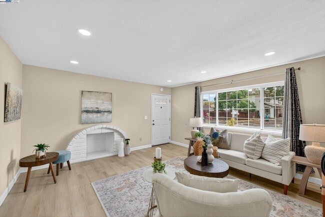 Building Photo - 1810 Peary Way