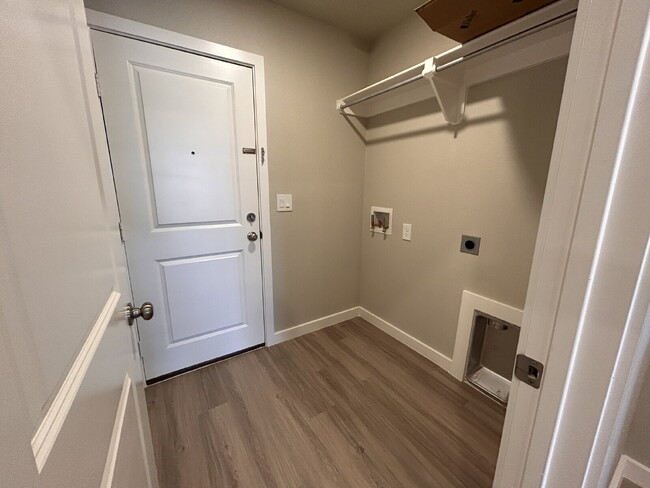 Building Photo - 3 Bedroom 2 Bathroom