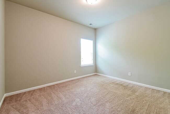 Building Photo - Spacious 4-Bedroom Fairburn Home