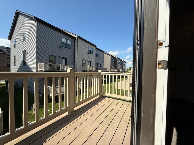 Building Photo - 3 Bedroom Townhouse - City Living with a G...