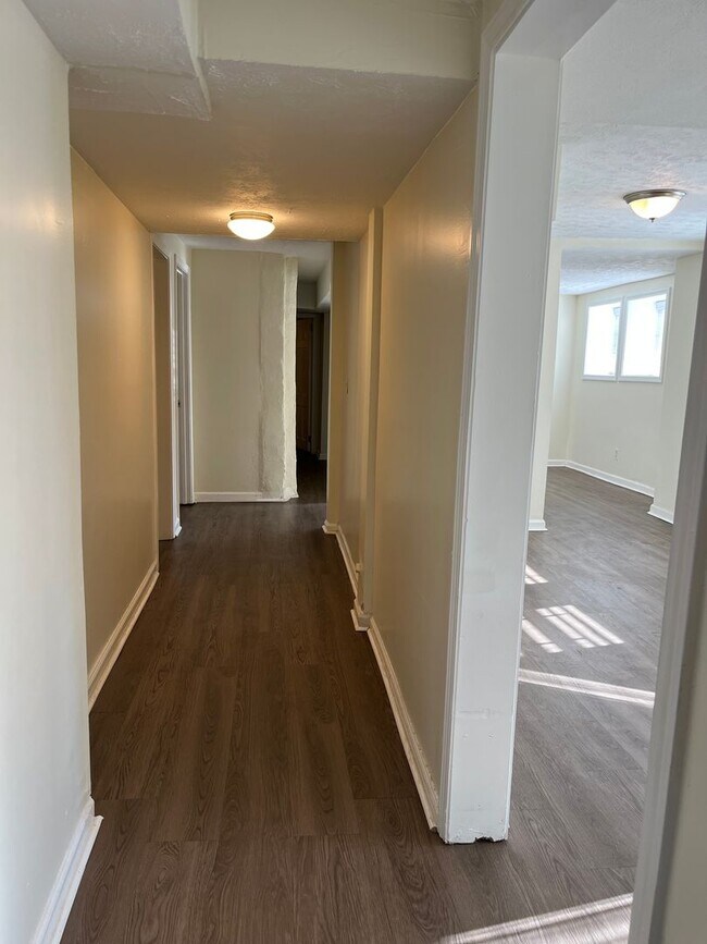 Building Photo - Spacious 3/2 Duplex Unit w/ Bonus Room Min...