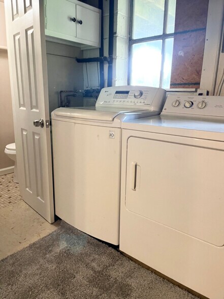 Building Photo - 906 Pine Heights Ave