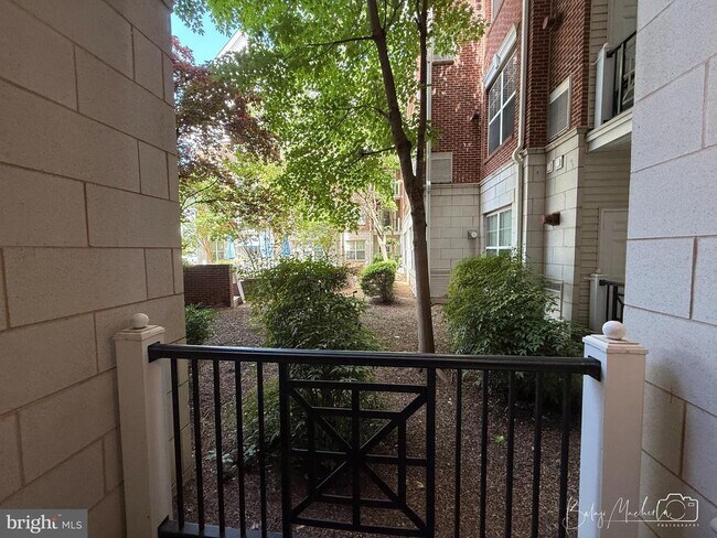 Building Photo - 350 W Elm St