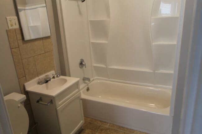 Building Photo - Cozy 2+ Bedroom Home in South Omaha! Pet F...