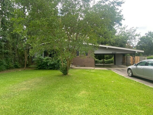 Primary Photo - 200 Oak Ln