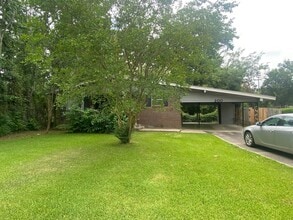 Building Photo - 200 Oak Ln