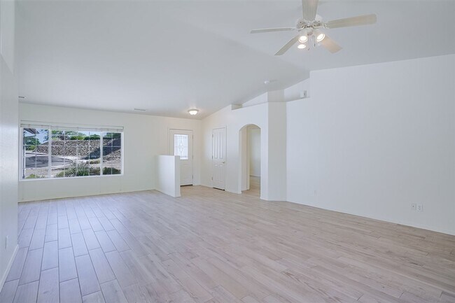 Building Photo - 3 Bedroom, 2 Bath, 2 Car Garage For Rent in Prescott!