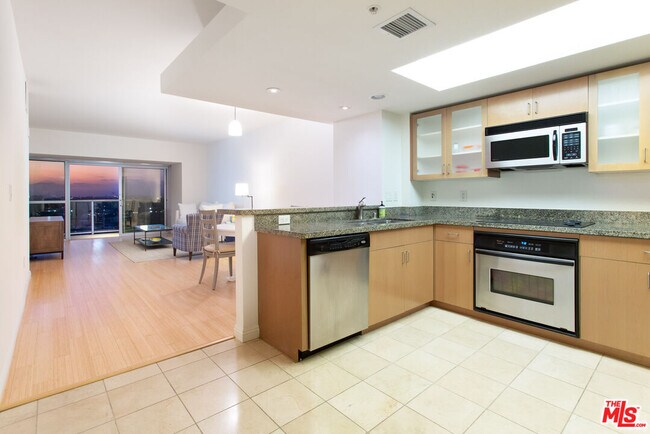 Primary Photo - 13700 Marina Pointe Dr