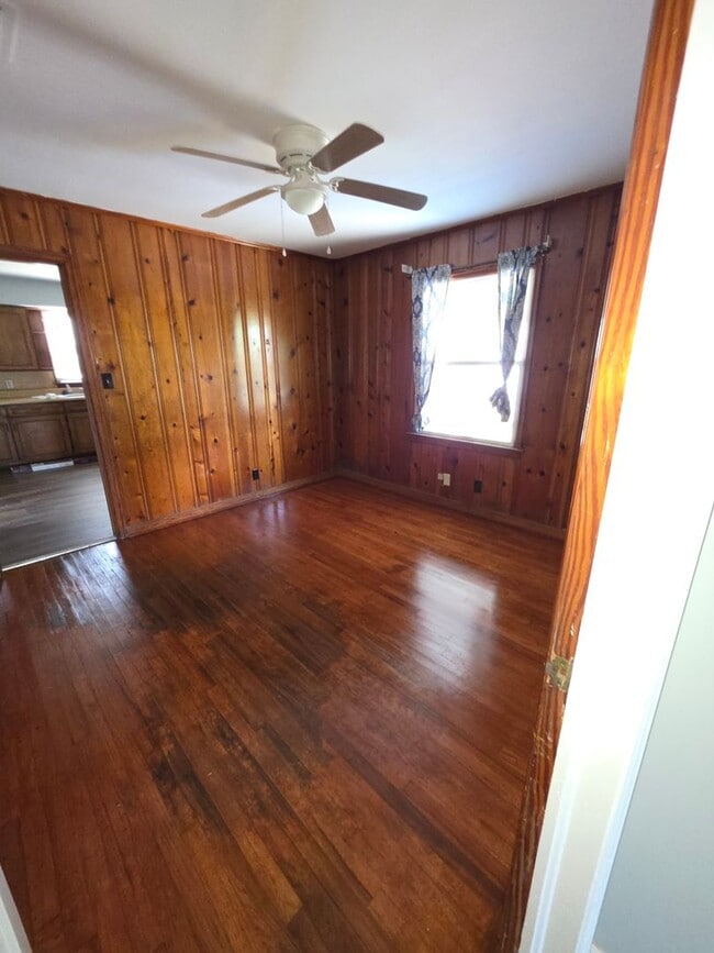Building Photo - 3 Bedroom, 1 Bathroom Rental