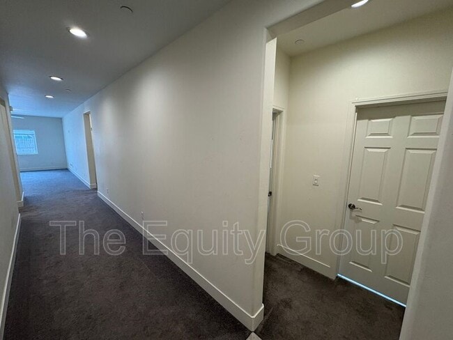 Building Photo - 2234 S Oakhurst Ct