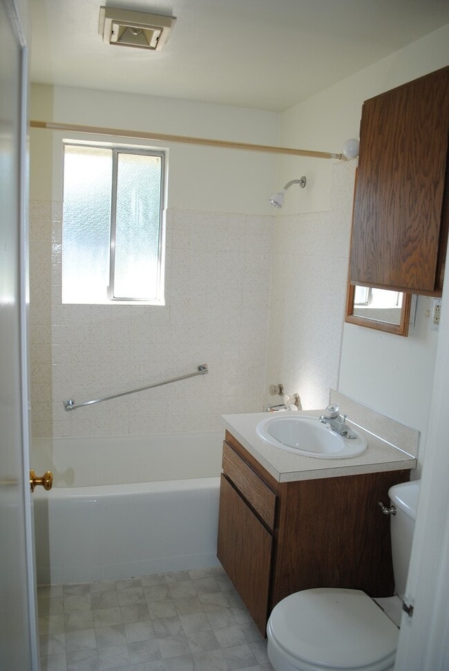 Building Photo - Two Bedrooms & One Bathroom Home