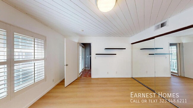 Building Photo - 6628 N Clybourn Ave