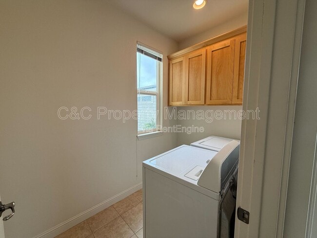 Building Photo - 2527 N Village Dr