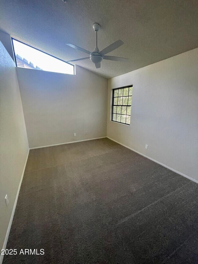 Building Photo - 1124 E Rose Ln