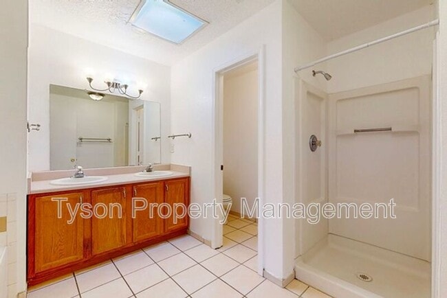 Building Photo - 419 Sawtooth St SE