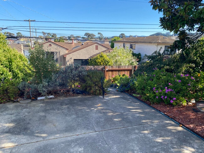 Building Photo - 209 Northwood Dr