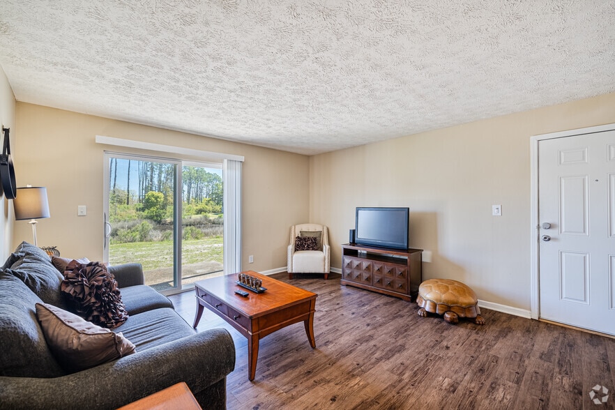 2BR, 2BA - 1000SF - Livingroom - Turtle Lake