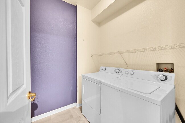 Building Photo - $1,650- 1 Bed, 1 Bath Condo in Aurora with...