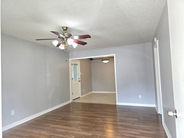 Living room - 651 Ynestra Dr