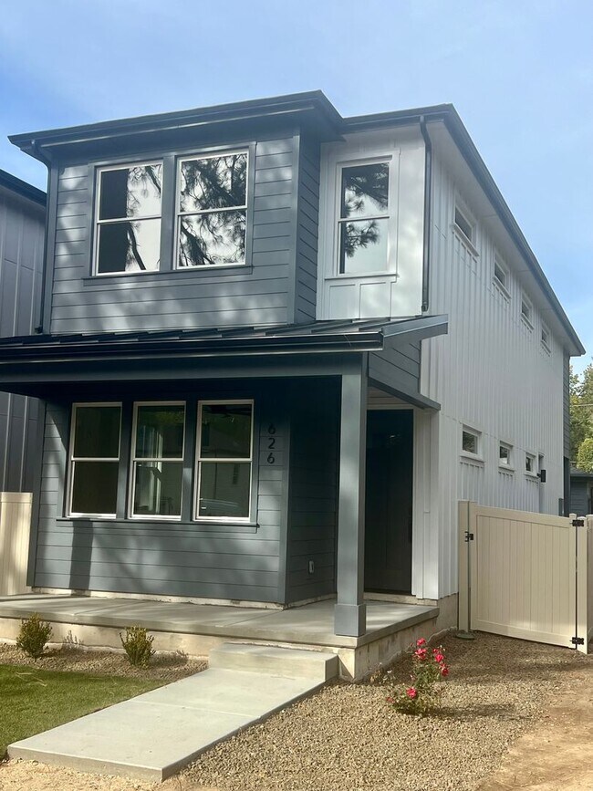 Building Photo - 626 E Krall St