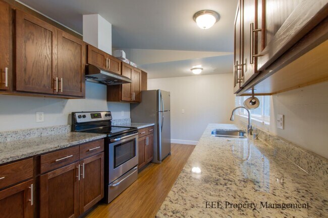 Building Photo - Bellevue Home in Phanton lake Area