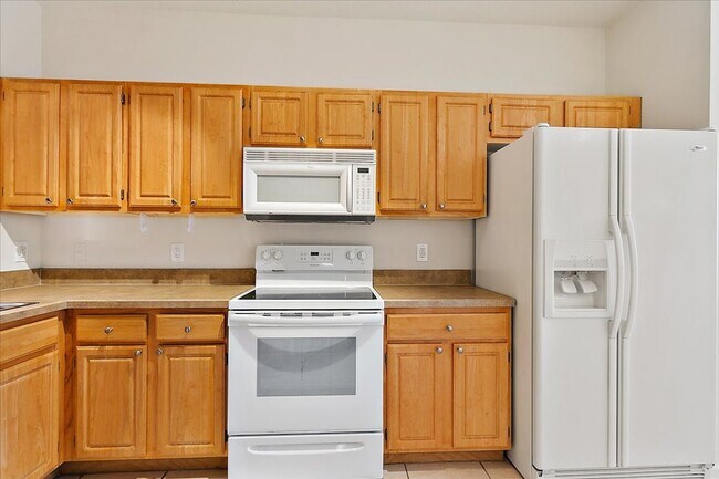 Building Photo - Large 2/2 in highly desirable The Cottages...